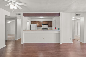 SEASONS APARTMENTS in Shreveport, LA - Building Photo - Interior Photo