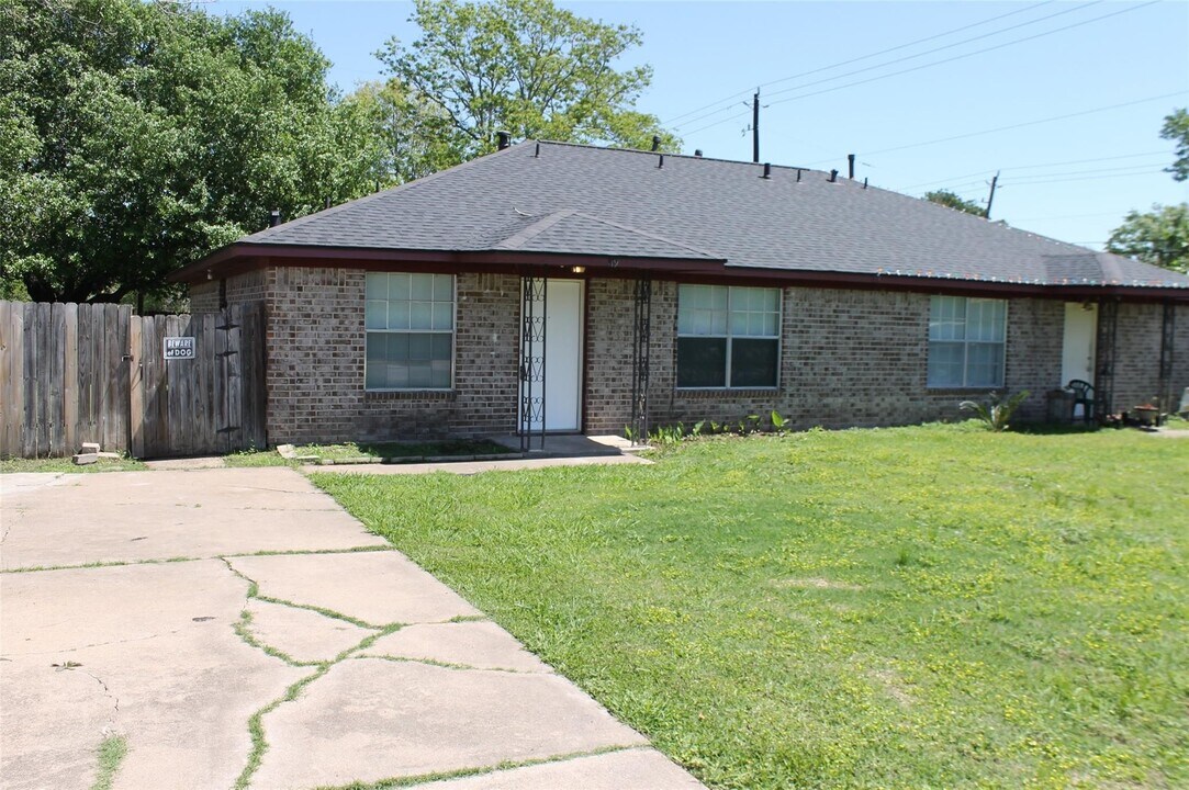 119 S Brownell St in La Porte, TX - Building Photo
