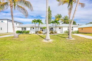 527 109th Ave N in Naples, FL - Foto de edificio - Building Photo