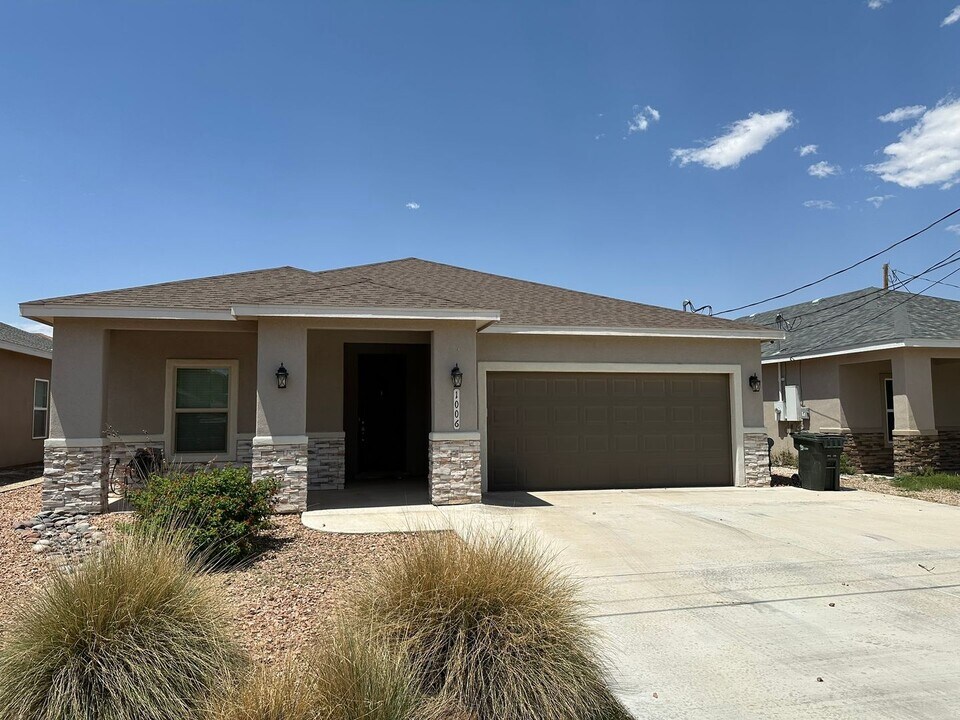 1006 W McKay St in Carlsbad, NM - Building Photo