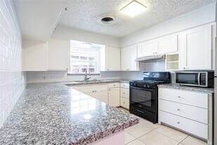 1726 Du Barry Ln in Houston, TX - Building Photo