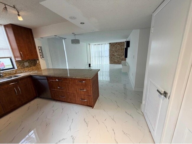 18000 NW 68th Ave in Hialeah, FL - Foto de edificio - Building Photo