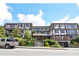 1444 Martin St in White Rock, BC - Building Photo