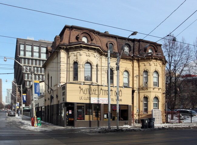 154 Dundas St E