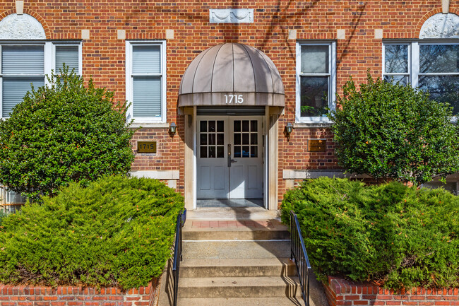 1715 Swann St Nw in Washington, DC - Foto de edificio - Building Photo