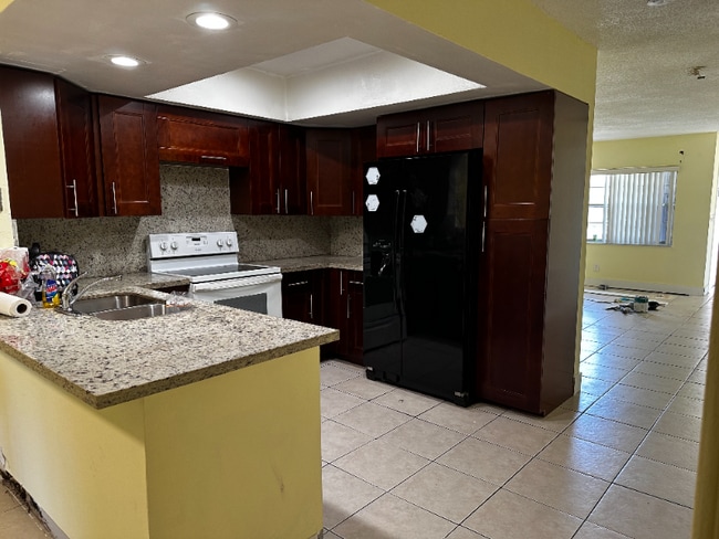 7397 NW 76th Ct in Tamarac, FL - Building Photo - Building Photo