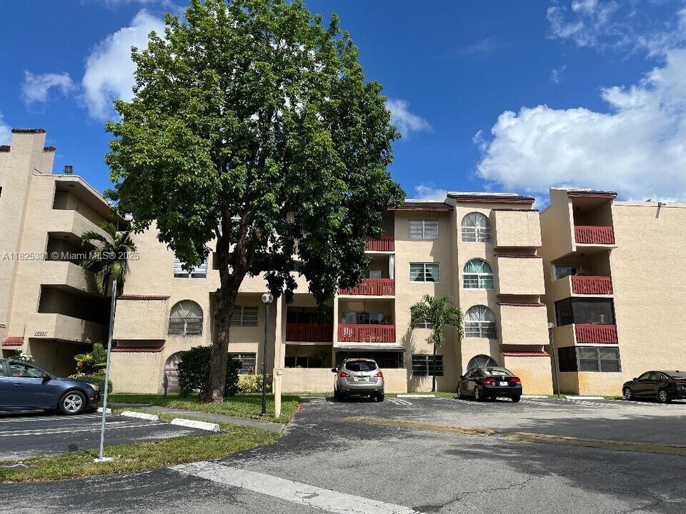 10651 SW 108th Ave in Miami, FL - Building Photo