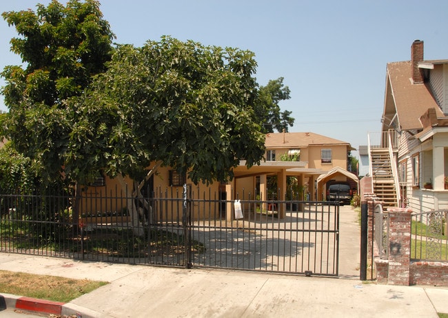 6147 Marbrisa Ave in Huntington Park, CA - Foto de edificio - Building Photo