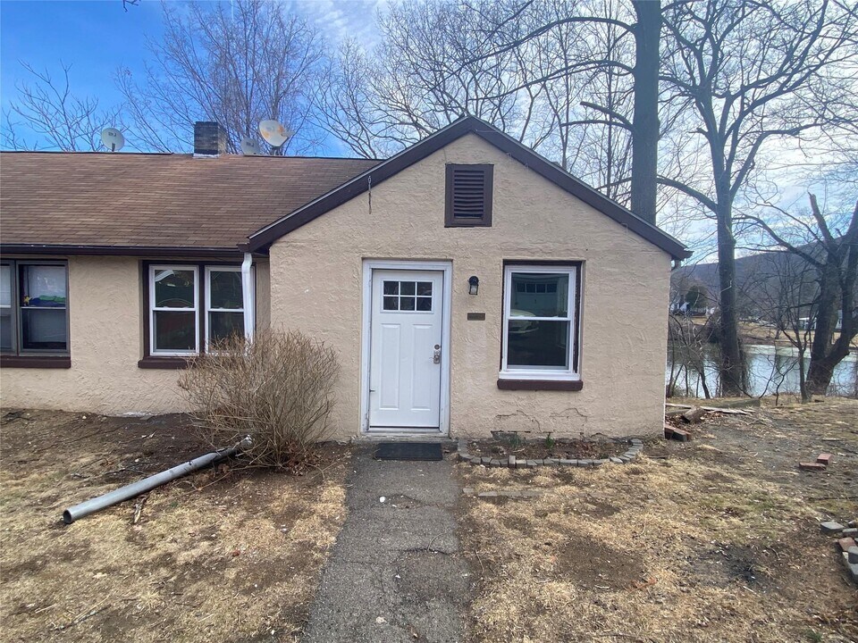 894 Rte 9W-Unit -1-2 in Fort Montgomery, NY - Building Photo