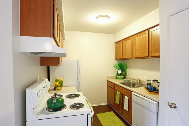 Bristol Hills Apartments in Trenton, MI - Building Photo - Interior Photo