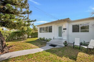 2200 SW 21st St in Miami, FL - Building Photo