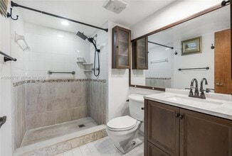 711 S Hollybrook Dr in Pembroke Pines, FL - Building Photo - Building Photo