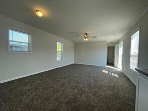 38044 Johannes Dr in Clinton Township, MI - Building Photo - Building Photo