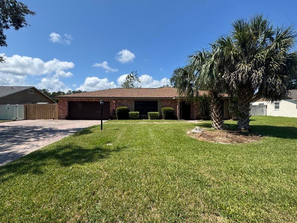 1308 Wandering Oaks Dr in Ormond Beach, FL - Building Photo