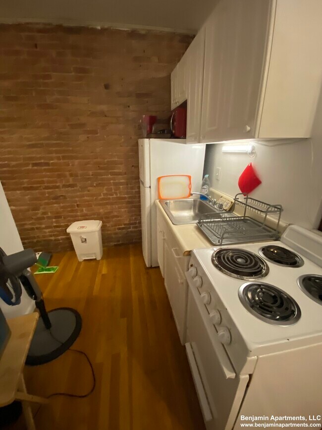 28 S Huntington Ave, Unit 103 in Boston, MA - Foto de edificio - Building Photo