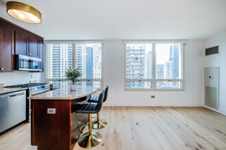 33 W Ontario St in Chicago, IL - Building Photo - Building Photo