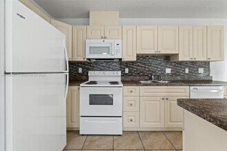 6035 SW 40th Ct in Miramar, FL - Building Photo - Building Photo