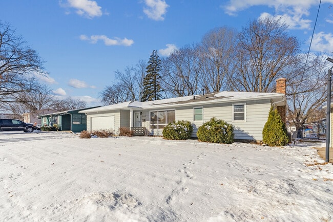 3032 W 9th St in Waterloo, IA - Building Photo - Building Photo