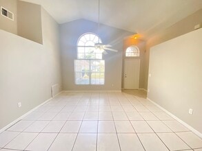 3 Bed 2 Bath Home with Stainless Steel Appliances Near Poinciana Pkwy! in Kissimmee, FL - Foto de edificio - Building Photo