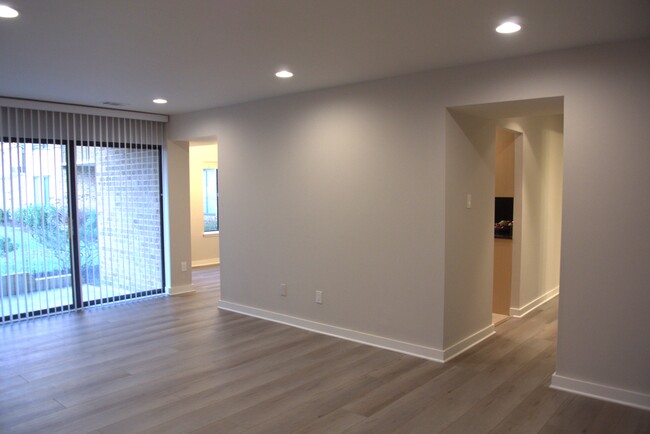 11315 Commonwealth Dr, Unit T-1 in Rockville, MD - Building Photo - Building Photo