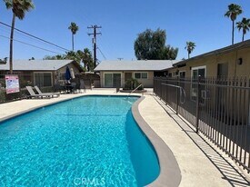 686 E Cottonwood Rd, Unit 5 in Palm Springs, CA - Building Photo