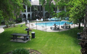 Barcelona Apartments in Visalia, CA - Foto de edificio - Building Photo