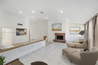 2000 S Bayshore Dr in Miami, FL - Building Photo - Building Photo