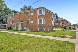 18997 Hilliard Blvd in Rocky River, OH - Building Photo