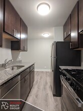 542 W Surf St, Unit 307 in Chicago, IL - Building Photo - Building Photo
