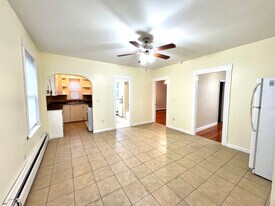 36 Ferncliff Ave, Unit 1R in North Providence, RI - Building Photo