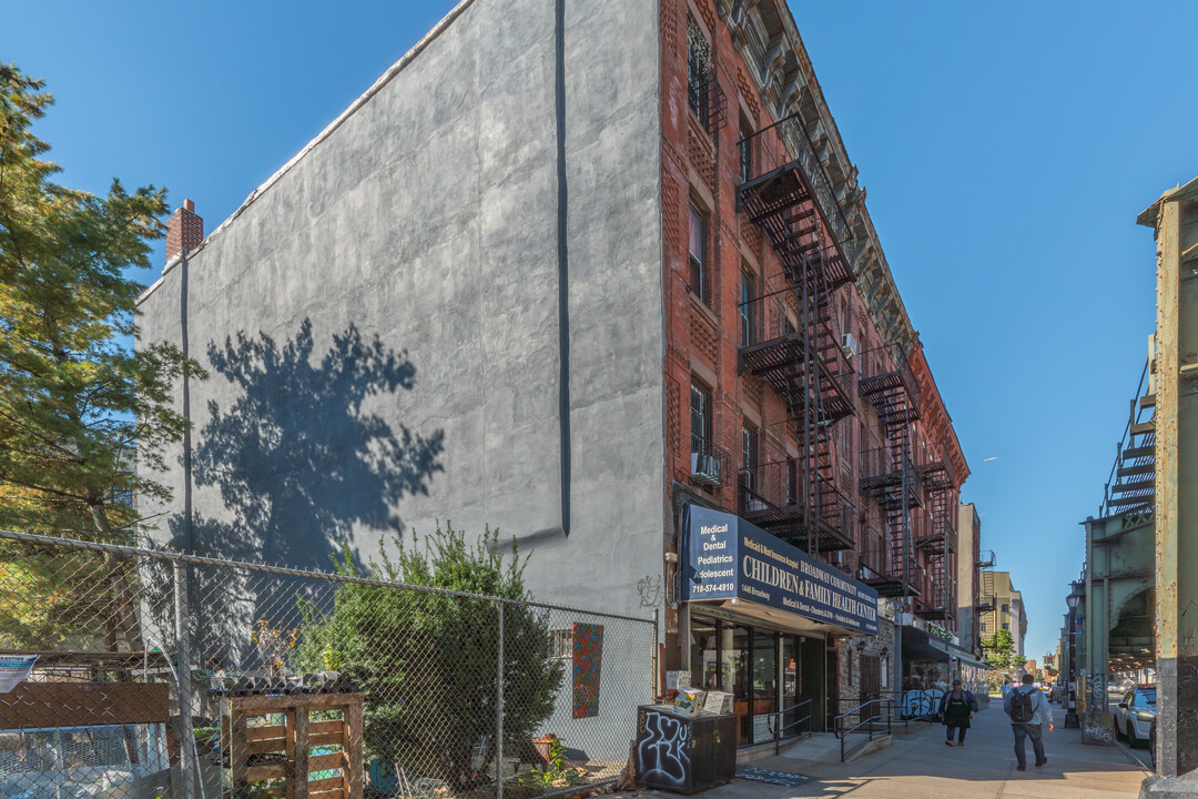 1446 Broadway in Brooklyn, NY - Foto de edificio