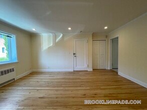 70 St Paul St, Unit 2 in Cambridge, MA - Foto de edificio - Building Photo