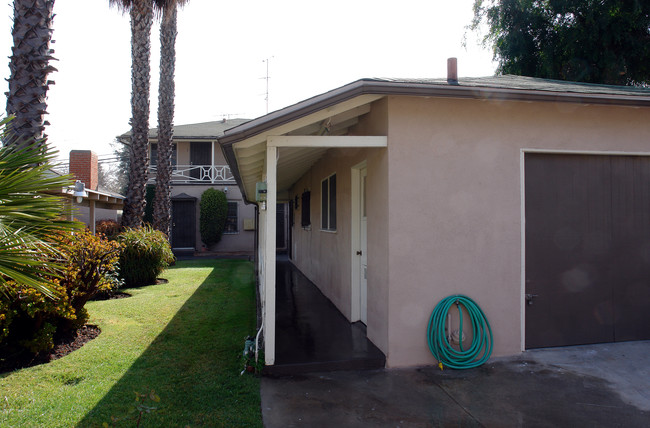 218 N Locust St in Inglewood, CA - Foto de edificio - Building Photo