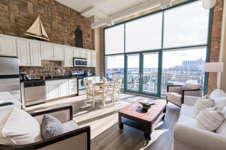 401 W Shoreline Dr in Sandusky, OH - Foto de edificio - Building Photo