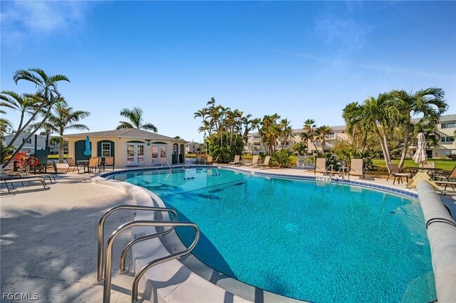 property at 13540 Stratford Pl Cir