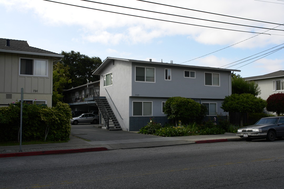 723 Menlo Ave in Menlo Park, CA - Foto de edificio