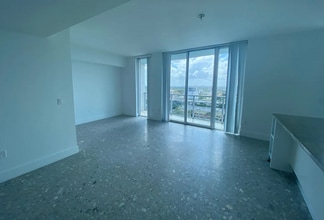 185 SW 7th St, Unit 1500 in Miami, FL - Foto de edificio - Building Photo