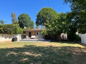 21050 Avenue San Luis in Woodland Hills, CA - Building Photo