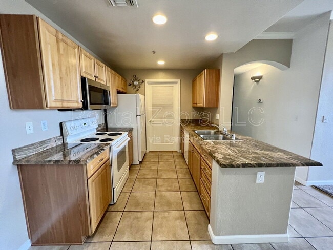 1360 Shady Ln in Turlock, CA - Foto de edificio - Building Photo