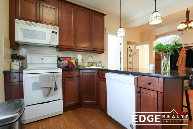 8 Delaware Pl, Unit 1 in Boston, MA - Foto de edificio - Building Photo