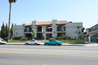 6518 Woodman Ave in Van Nuys, CA - Building Photo - Building Photo