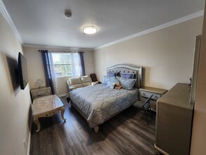 13941 Sherman Way, Unit 207 in Van Nuys, CA - Foto de edificio - Building Photo