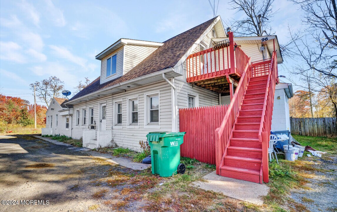 96 Wilson Ave in Englishtown, NJ - Foto de edificio