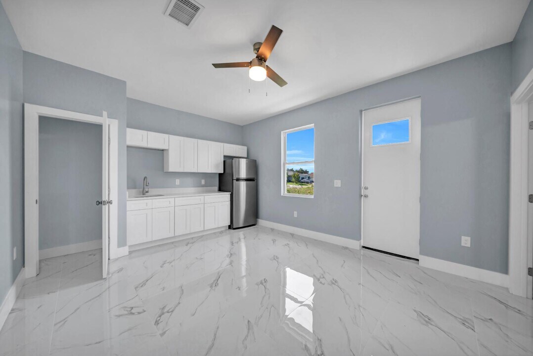 104 Harry Ave S in Lehigh Acres, FL - Building Photo