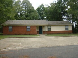 1506 N Nashville Ave in Russellville, AR - Building Photo