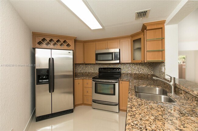 10241 NW 9th Street Cir, Unit 109-5 in Miami, FL - Building Photo - Building Photo