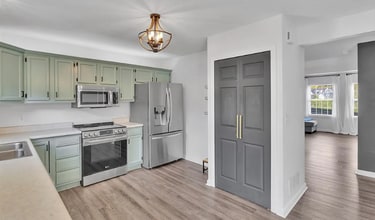 2002 Ashburn Ct in Jeannette, PA - Building Photo - Building Photo