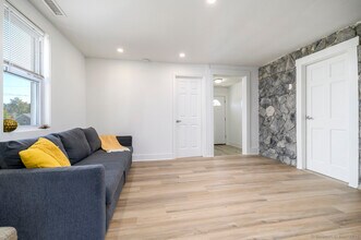 33 Hirsch Rd in Stamford, CT - Building Photo - Building Photo