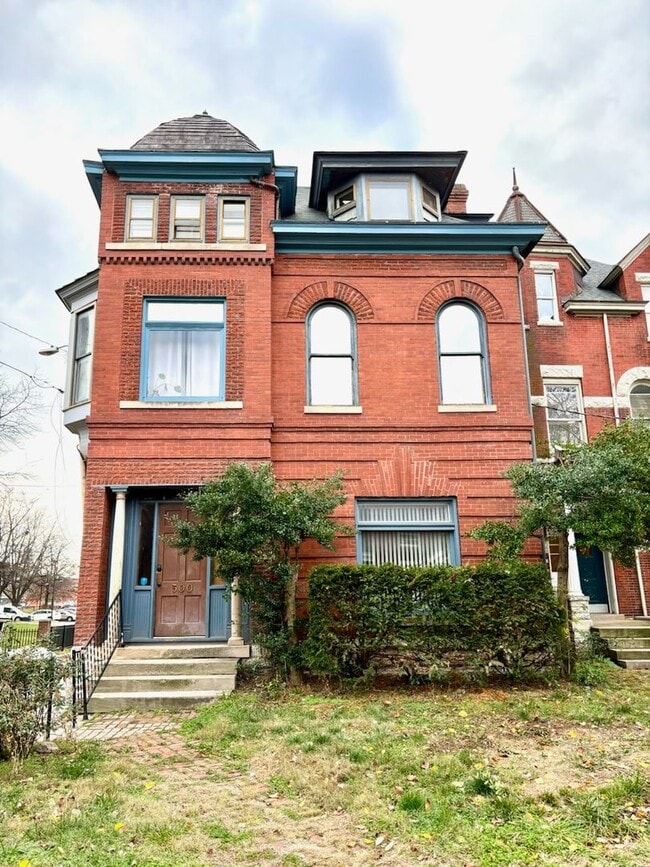 500 W Saint Catherine St, Unit 1