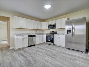 1029 Ferry Plantation Rd in Virginia Beach, VA - Building Photo - Building Photo